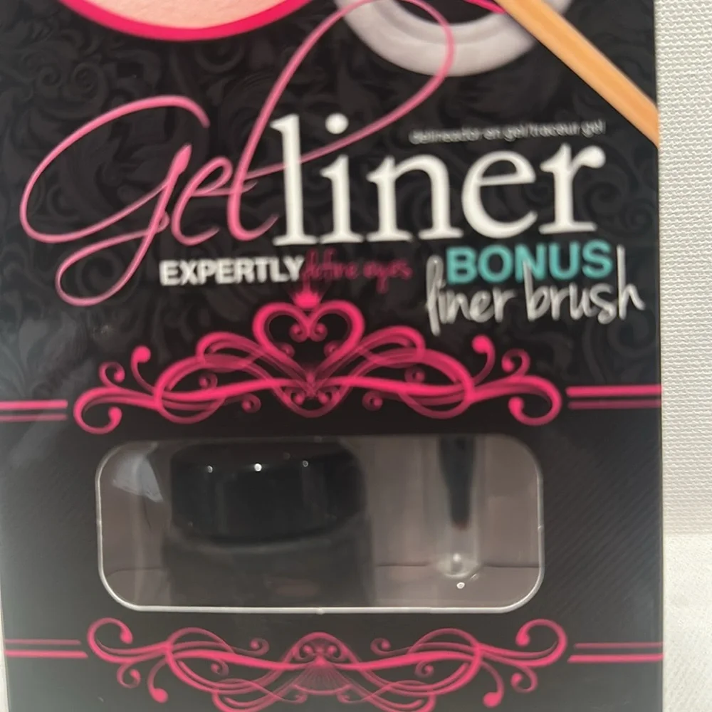 L.A Girl Eye Gel Liner with Bonus Liner Brush.